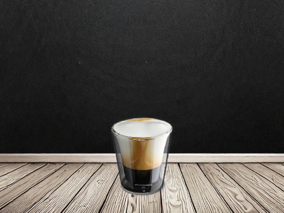 Espresso Macchiato auf Holzboden mit schwarzem Hintergrund