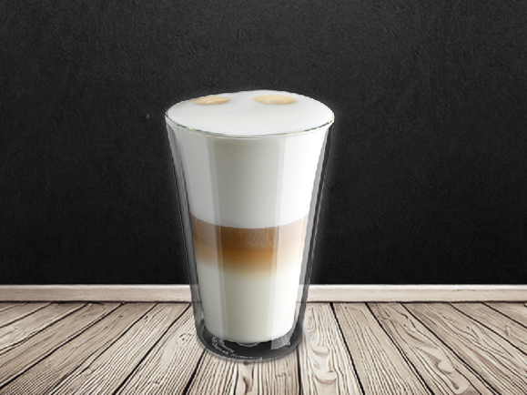 Latte Macchiato auf Holz mit schwarzem Hintergrund